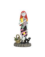 A charming Department 56 figurine of Sally in her signature patchwork dress, carrying a picnic basket. Complete with a watchful black cat, this Nightmare Before Christmas collectible captures a sweet moment from her date night.