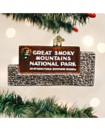 The Great Smoky Mountain National Park Ornament features the park’s entrance sign, inviting viewers to explore its lush forests and scenic landscapes. This Old World Christmas collectible celebrates the natural beauty and charm of this iconic Appalachian 